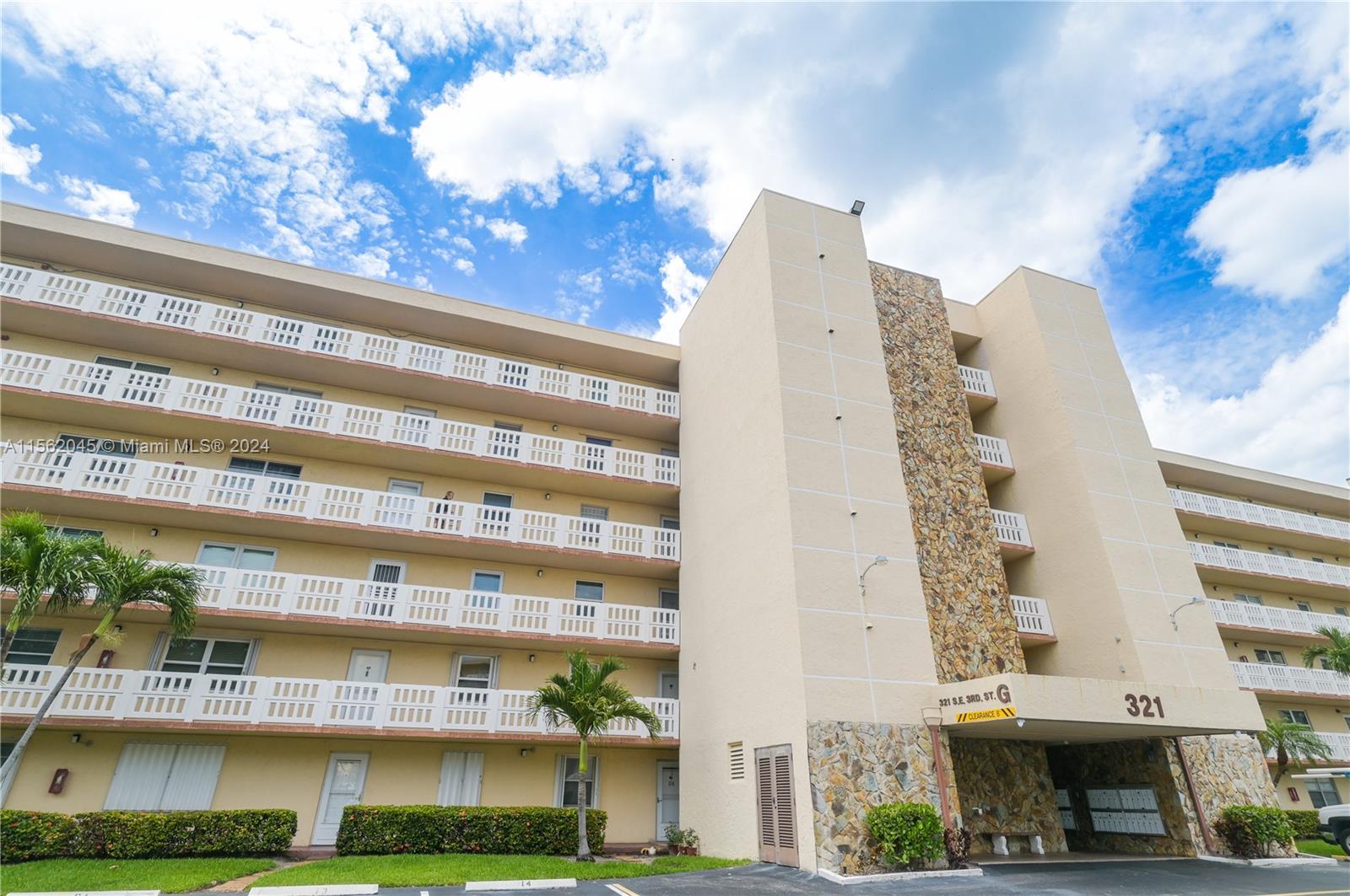 321 SE 3rd St 407, Dania Beach, Florida 33004, 2 Bedrooms Bedrooms, ,2 BathroomsBathrooms,Residential,For Sale,321 SE 3rd St 407,A11562045