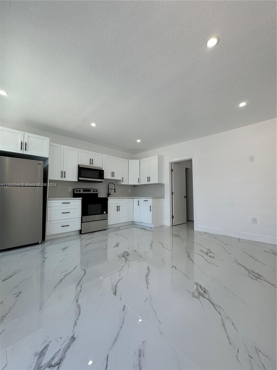 1700 Thomas St 2, Hollywood, Florida 33020, 1 Bedroom Bedrooms, ,1 BathroomBathrooms,Residentiallease,For Rent,1700 Thomas St 2,A11562048