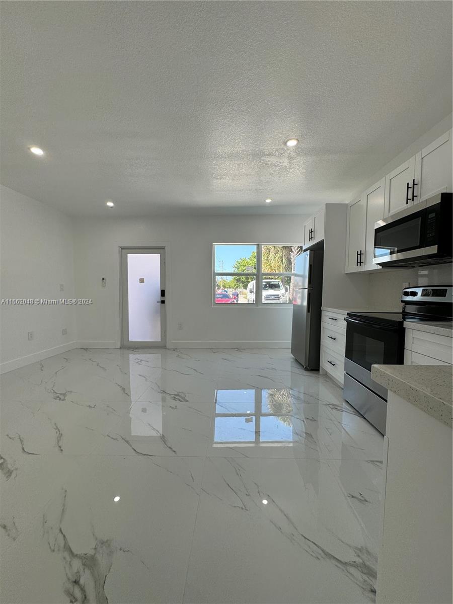 1700 Thomas St 2, Hollywood, Florida 33020, 1 Bedroom Bedrooms, ,1 BathroomBathrooms,Residentiallease,For Rent,1700 Thomas St 2,A11562048