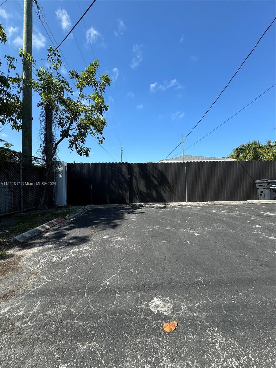 1700 Thomas St 1, Hollywood, Florida 33020, 1 Bedroom Bedrooms, ,1 BathroomBathrooms,Residentiallease,For Rent,1700 Thomas St 1,A11561817