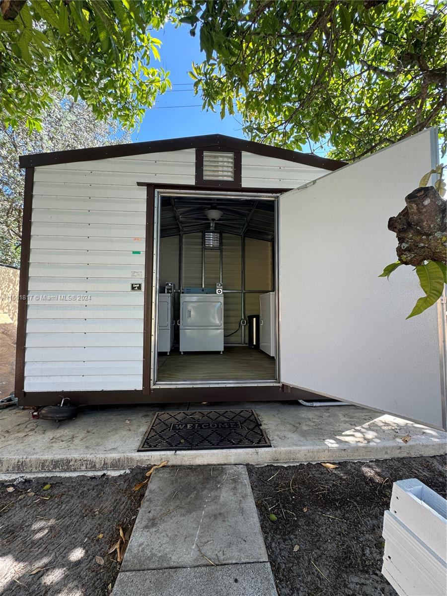 1700 Thomas St 1, Hollywood, Florida 33020, 1 Bedroom Bedrooms, ,1 BathroomBathrooms,Residentiallease,For Rent,1700 Thomas St 1,A11561817