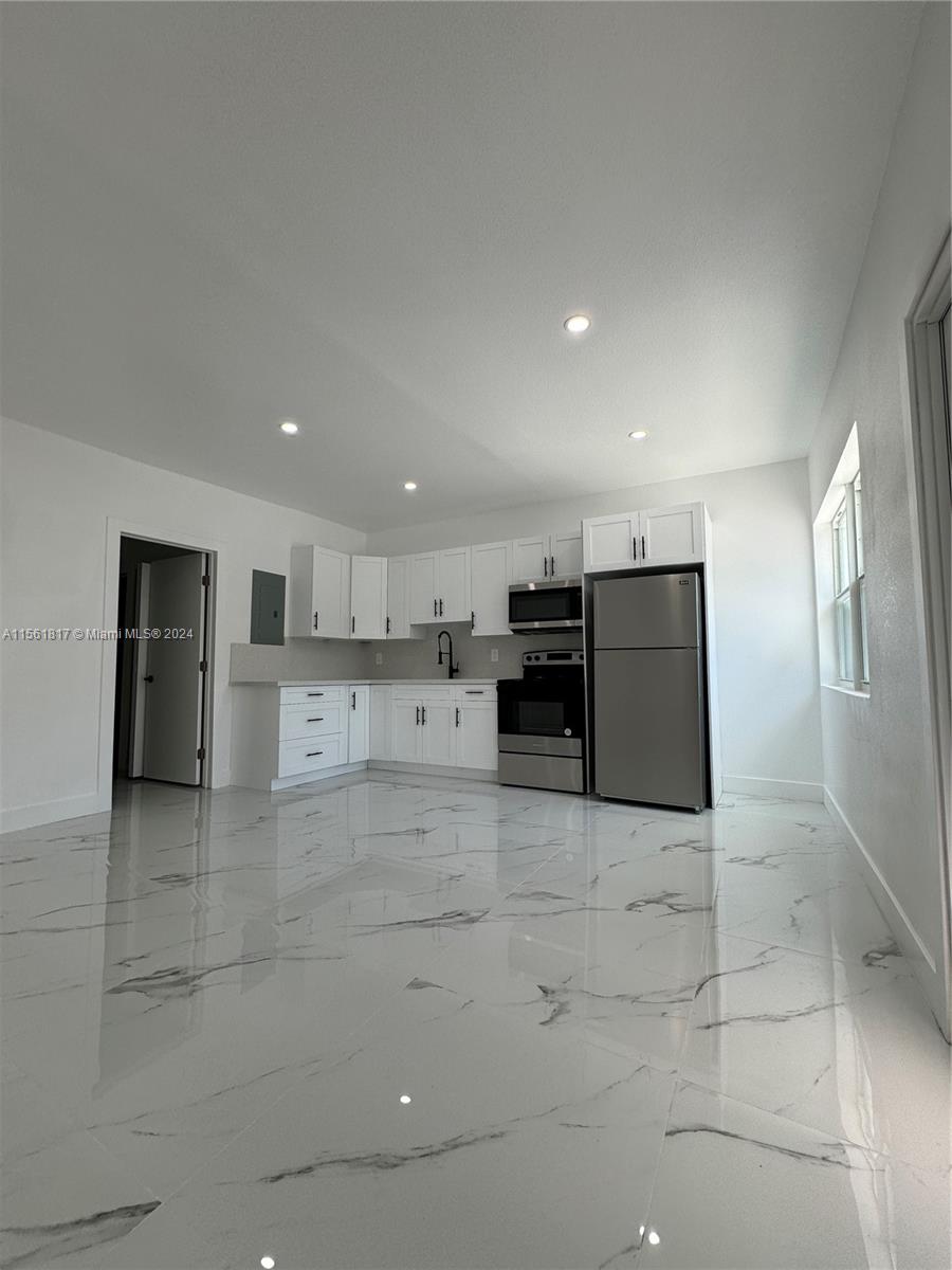 1700 Thomas St 1, Hollywood, Florida 33020, 1 Bedroom Bedrooms, ,1 BathroomBathrooms,Residentiallease,For Rent,1700 Thomas St 1,A11561817