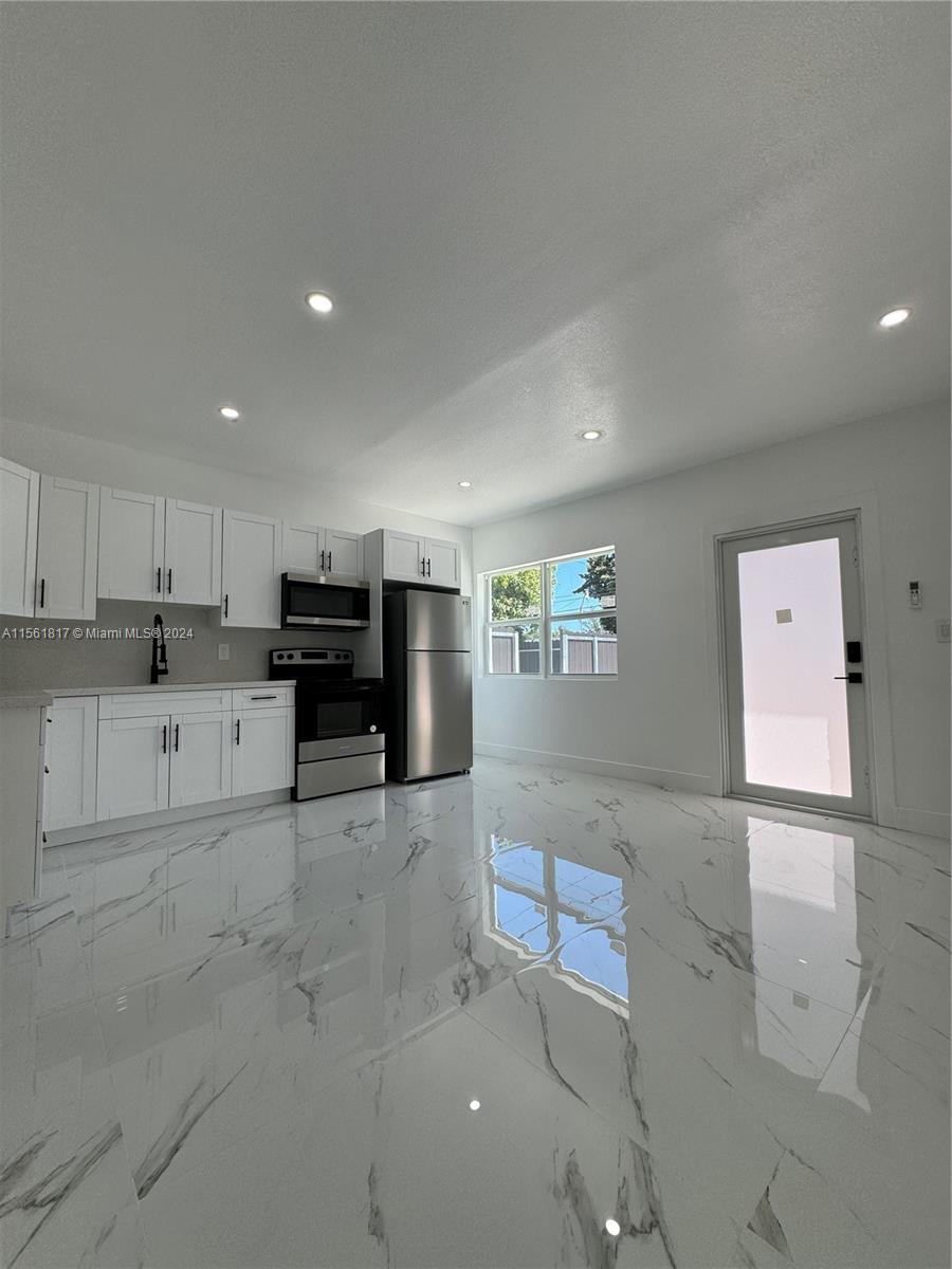 1700 Thomas St 1, Hollywood, Florida 33020, 1 Bedroom Bedrooms, ,1 BathroomBathrooms,Residentiallease,For Rent,1700 Thomas St 1,A11561817