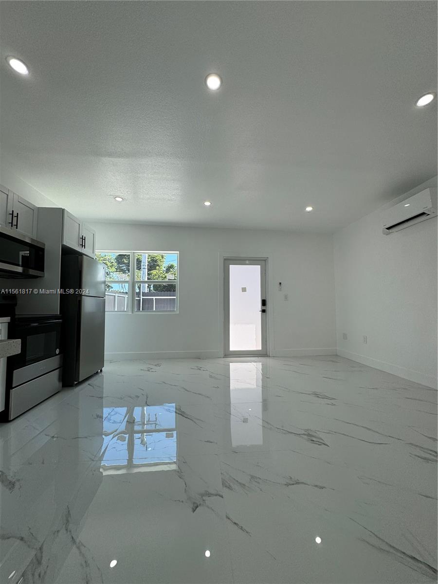 1700 Thomas St 1, Hollywood, Florida 33020, 1 Bedroom Bedrooms, ,1 BathroomBathrooms,Residentiallease,For Rent,1700 Thomas St 1,A11561817