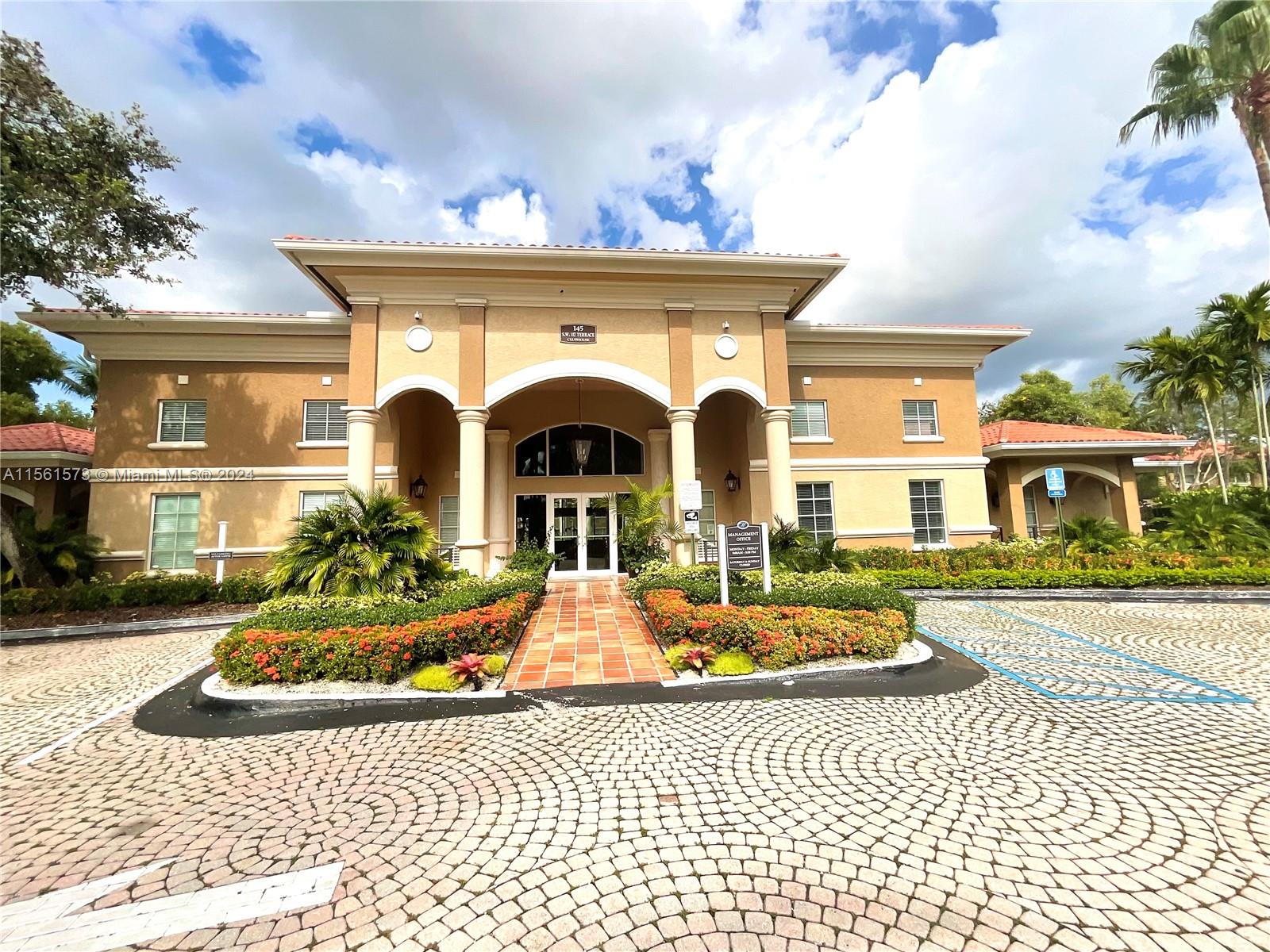 CLUB HOUSE