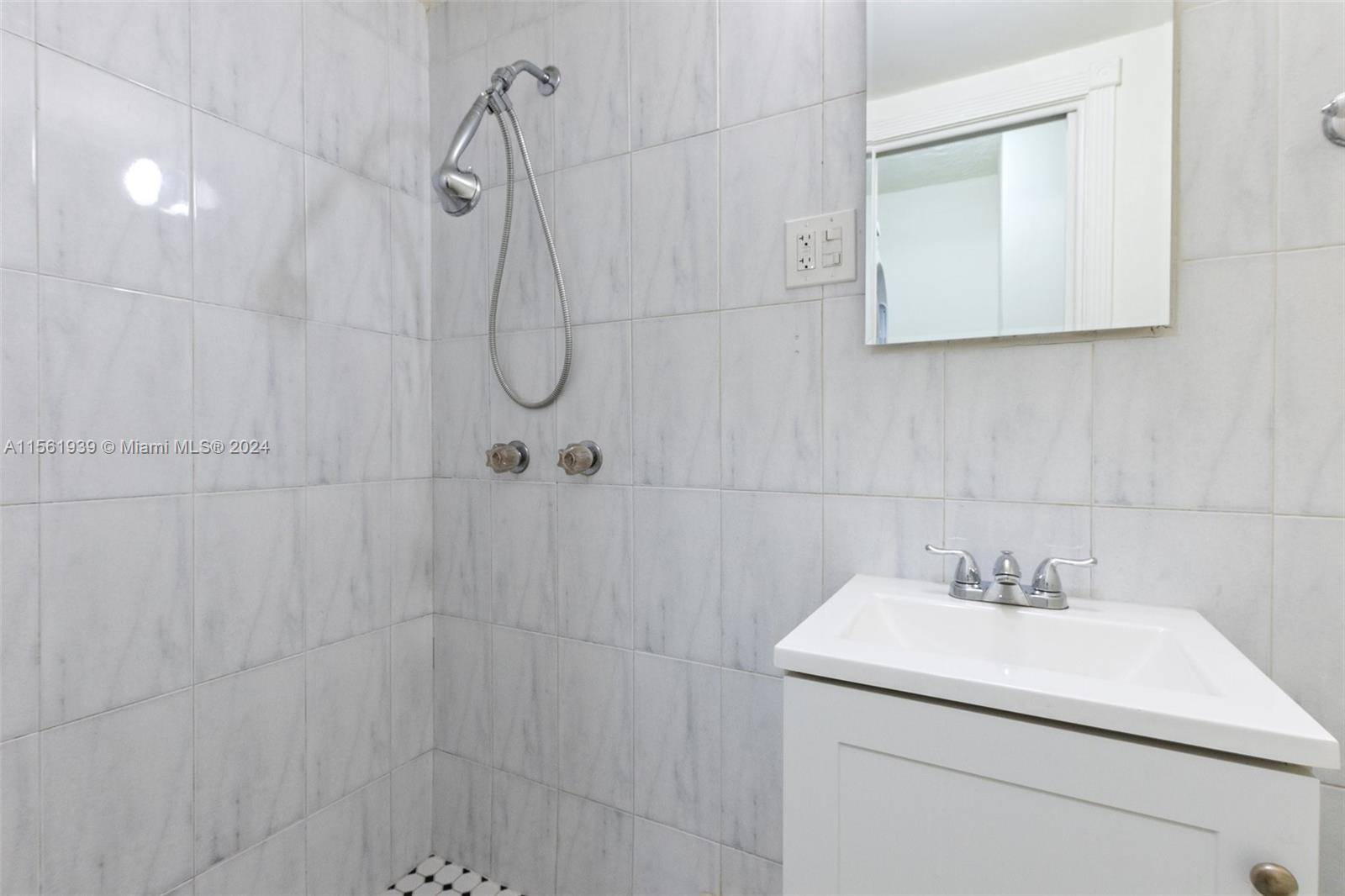 1015 NW 17th Ct, Miami, Florida 33125, 4 Bedrooms Bedrooms, ,3 BathroomsBathrooms,Residentiallease,For Rent,1015 NW 17th Ct,A11561939