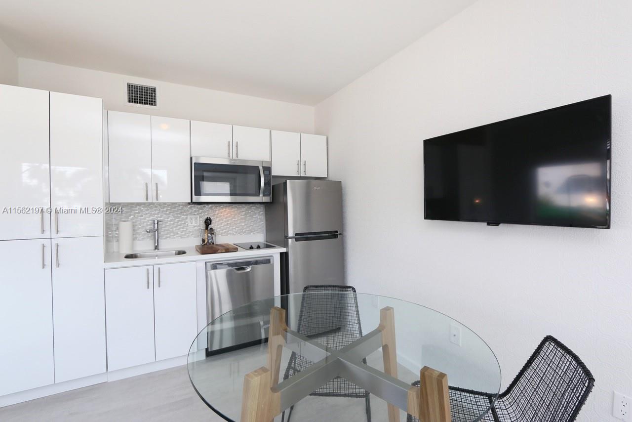 1601 Meridian Ave 210, Miami Beach, Florida 33139, 1 Bedroom Bedrooms, ,1 BathroomBathrooms,Residentiallease,For Rent,1601 Meridian Ave 210,A11562197