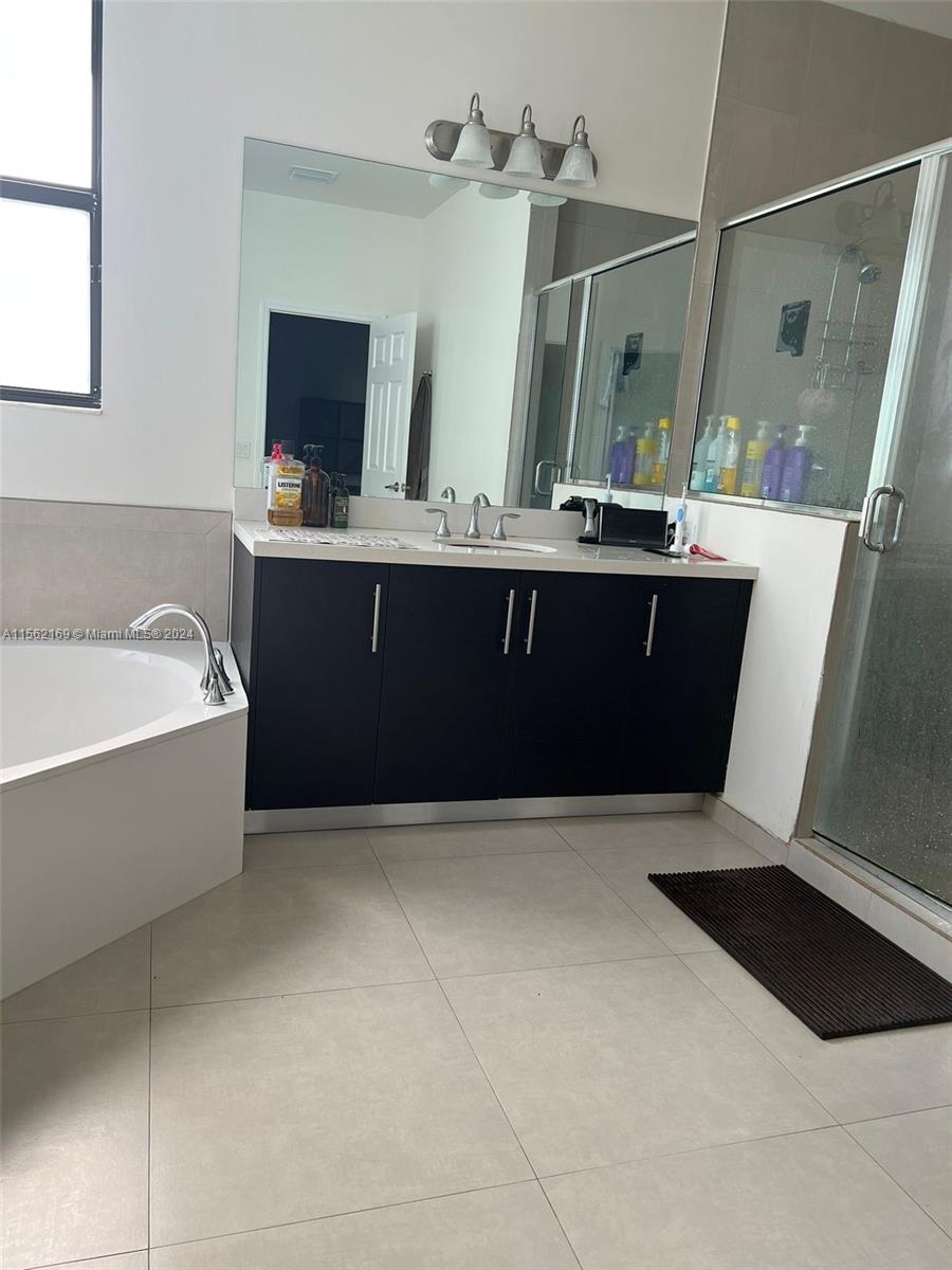 10494 NW 70th Ln, Doral, Florida 33178, 5 Bedrooms Bedrooms, ,4 BathroomsBathrooms,Residential,For Sale,10494 NW 70th Ln,A11562169