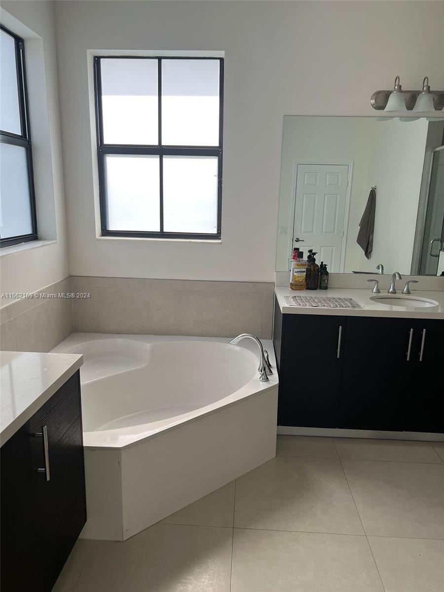 10494 NW 70th Ln, Doral, Florida 33178, 5 Bedrooms Bedrooms, ,4 BathroomsBathrooms,Residential,For Sale,10494 NW 70th Ln,A11562169