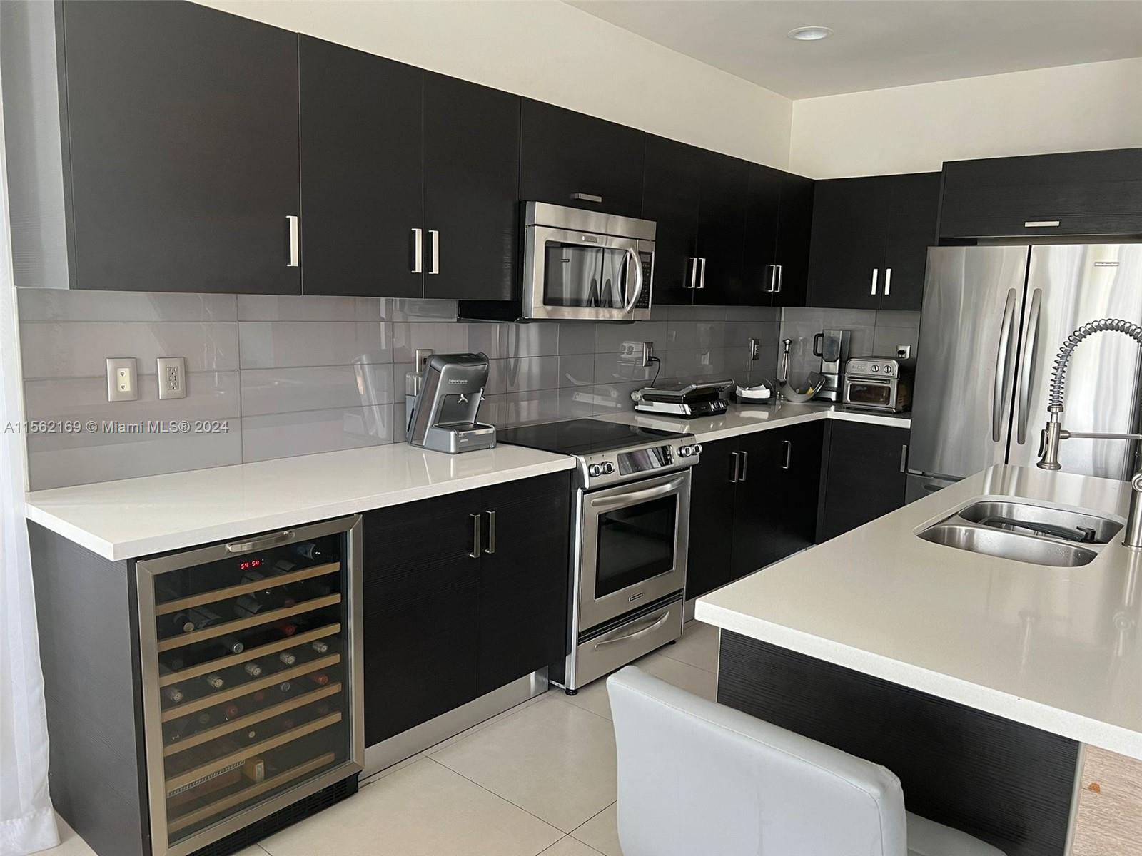 10494 NW 70th Ln, Doral, Florida 33178, 5 Bedrooms Bedrooms, ,4 BathroomsBathrooms,Residential,For Sale,10494 NW 70th Ln,A11562169