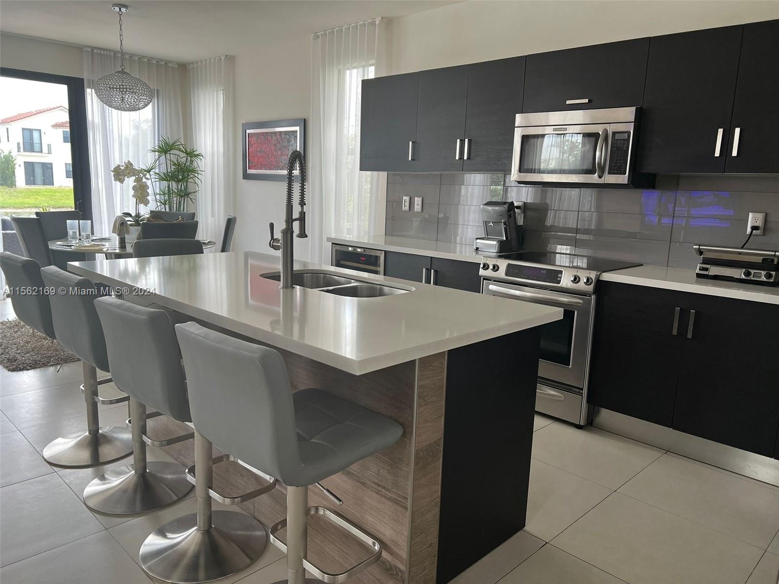 10494 NW 70th Ln, Doral, Florida 33178, 5 Bedrooms Bedrooms, ,4 BathroomsBathrooms,Residential,For Sale,10494 NW 70th Ln,A11562169