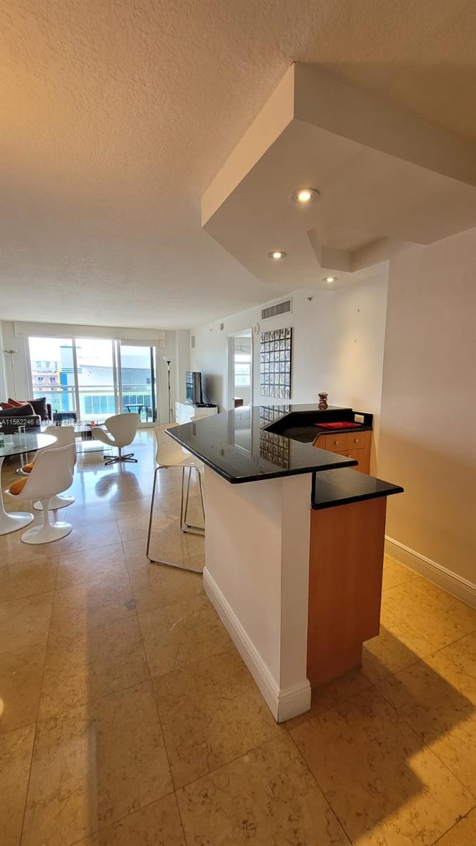 Miami Beach, Florida 33141, 1 Bedroom Bedrooms, ,1 BathroomBathrooms,Residentiallease,For Rent,A11562246