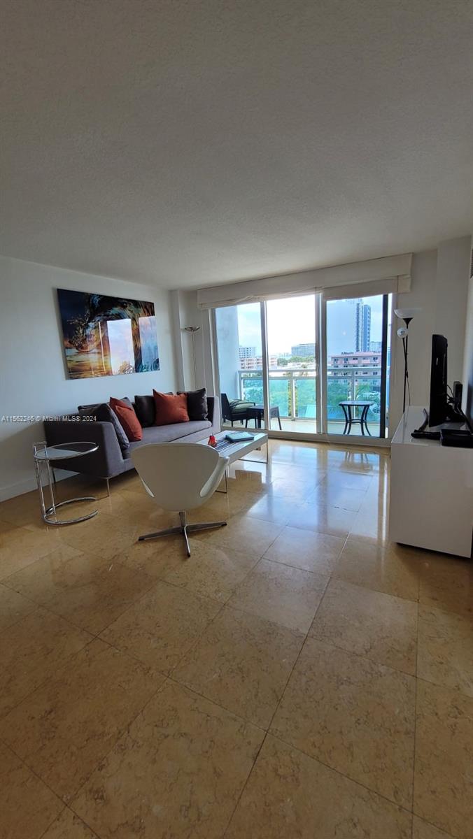Miami Beach, Florida 33141, 1 Bedroom Bedrooms, ,1 BathroomBathrooms,Residentiallease,For Rent,A11562246