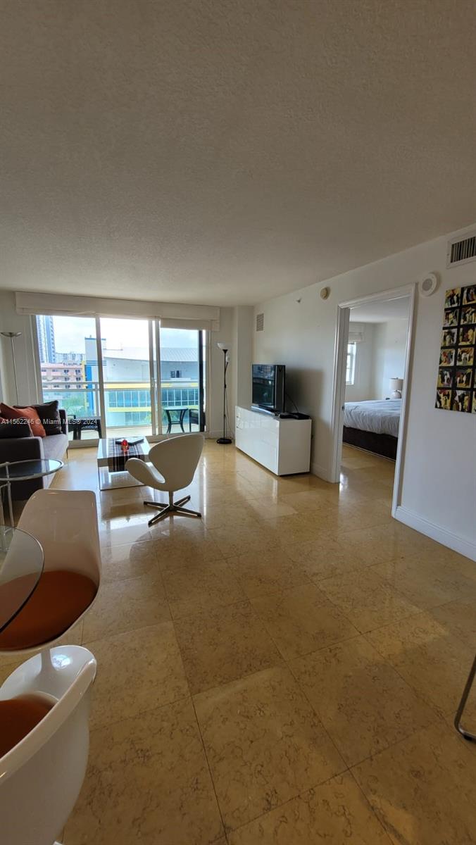 Miami Beach, Florida 33141, 1 Bedroom Bedrooms, ,1 BathroomBathrooms,Residentiallease,For Rent,A11562246