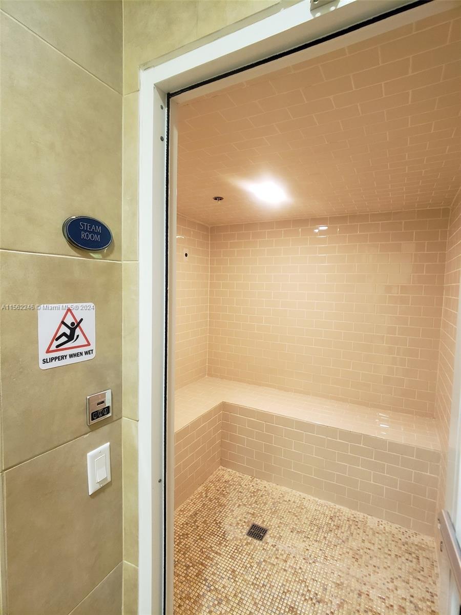 Miami Beach, Florida 33141, 1 Bedroom Bedrooms, ,1 BathroomBathrooms,Residentiallease,For Rent,A11562246