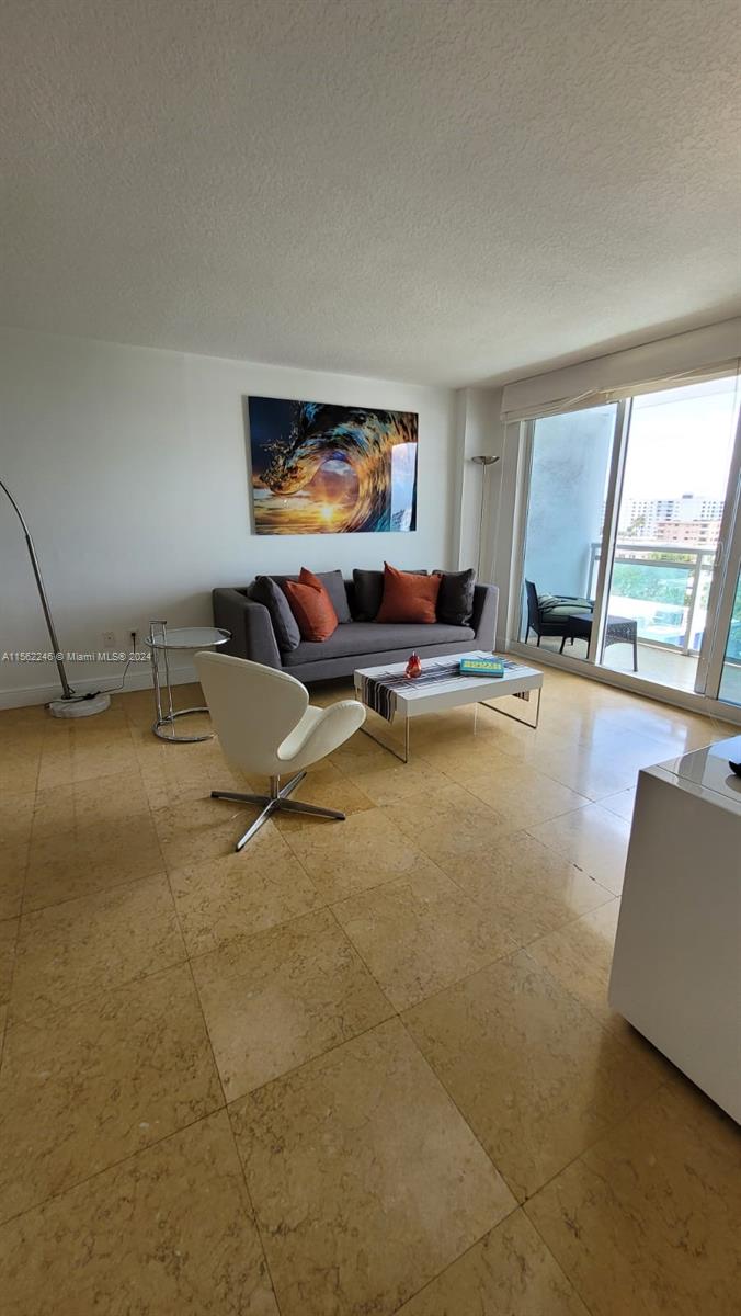 Miami Beach, Florida 33141, 1 Bedroom Bedrooms, ,1 BathroomBathrooms,Residentiallease,For Rent,A11562246