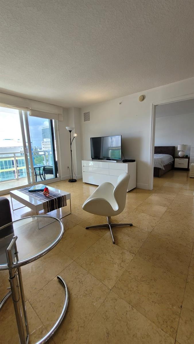 Miami Beach, Florida 33141, 1 Bedroom Bedrooms, ,1 BathroomBathrooms,Residentiallease,For Rent,A11562246