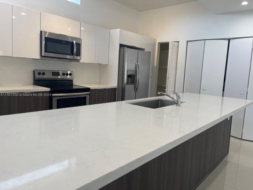 1813 Madison St 2, Hollywood, Florida 33020, 3 Bedrooms Bedrooms, ,3 BathroomsBathrooms,Residentiallease,For Rent,1813 Madison St 2,A11561856