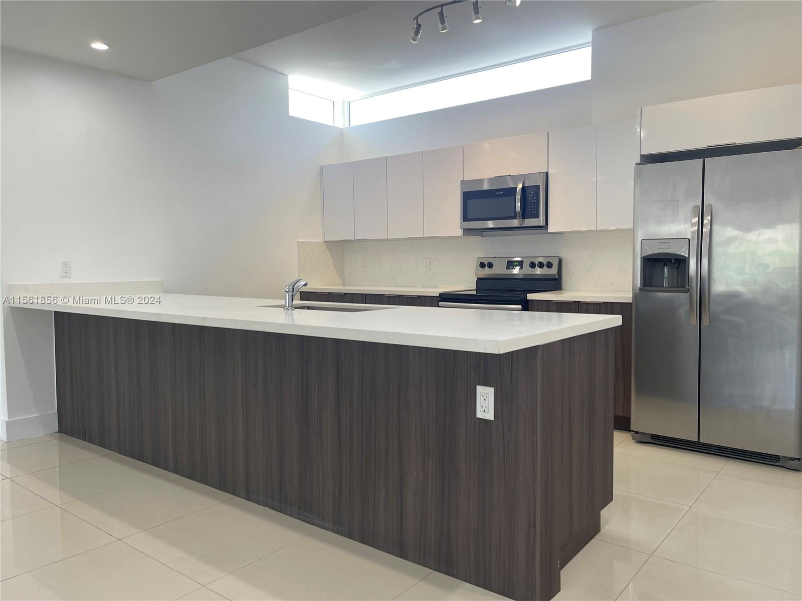 1813 Madison St 2, Hollywood, Florida 33020, 3 Bedrooms Bedrooms, ,3 BathroomsBathrooms,Residentiallease,For Rent,1813 Madison St 2,A11561856