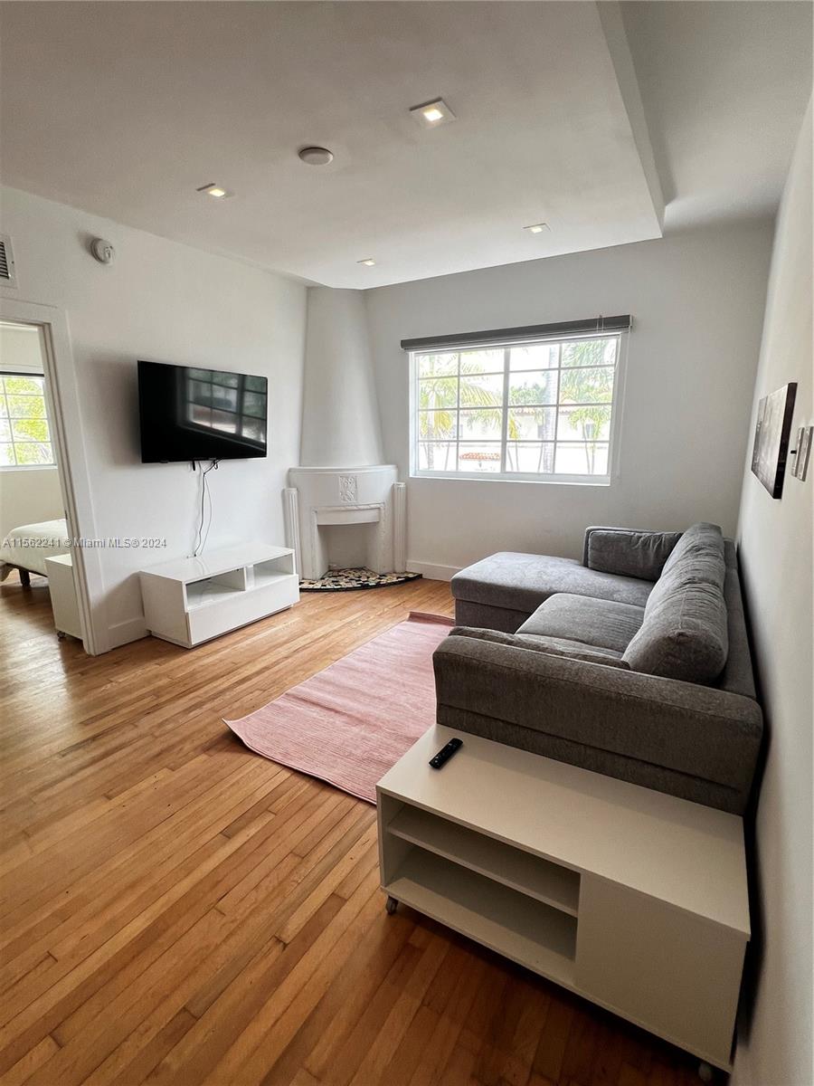 600 15th St 12, Miami Beach, Florida 33139, 1 Bedroom Bedrooms, ,1 BathroomBathrooms,Residentiallease,For Rent,600 15th St 12,A11562241
