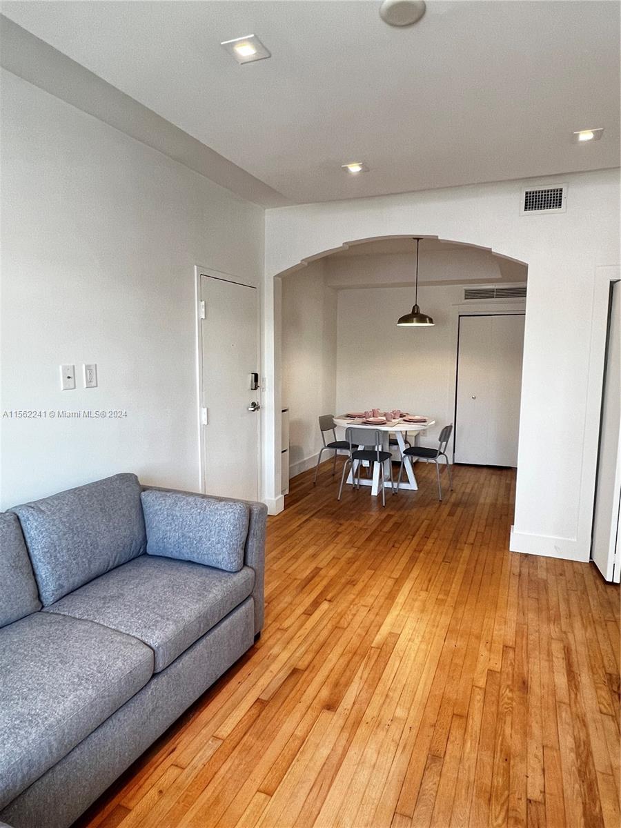 600 15th St 12, Miami Beach, Florida 33139, 1 Bedroom Bedrooms, ,1 BathroomBathrooms,Residentiallease,For Rent,600 15th St 12,A11562241