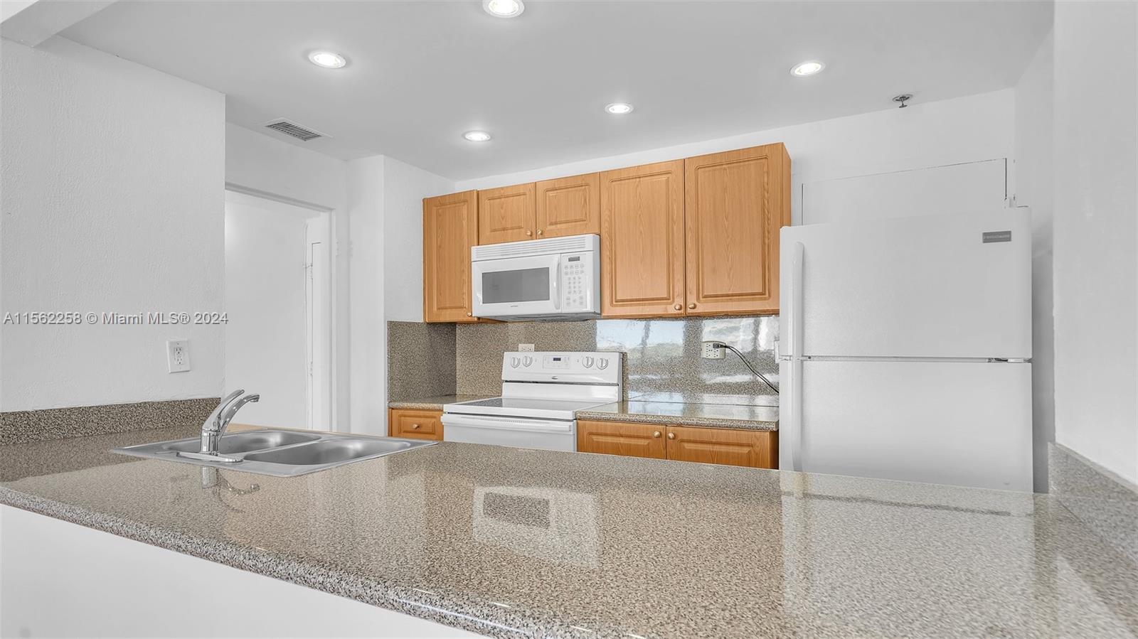 7545 E Treasure Dr 10F, North Bay Village, Florida 33141, 1 Bedroom Bedrooms, ,1 BathroomBathrooms,Residentiallease,For Rent,7545 E Treasure Dr 10F,A11562258