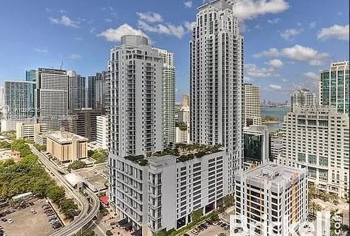 Beautiful modern loft in the center of Brickell. 18’ Foot ceiling, 1 bedroom and a Den/office space. Amazing amenities to enjoy with the view of the city: pool with sundeck, state of the art fitness center, virtual golf room, wine & cigar lounge, family room, spa treatment rooms, yoga/aerobic room, game room with billiard table, lounge and party room with catering kitchen. Comes with one assigned parking space on the same floor.
Walking distance to all main attractions such as, Village of Mary Brickell, Brickell city center and many other dining and shopping outlets.