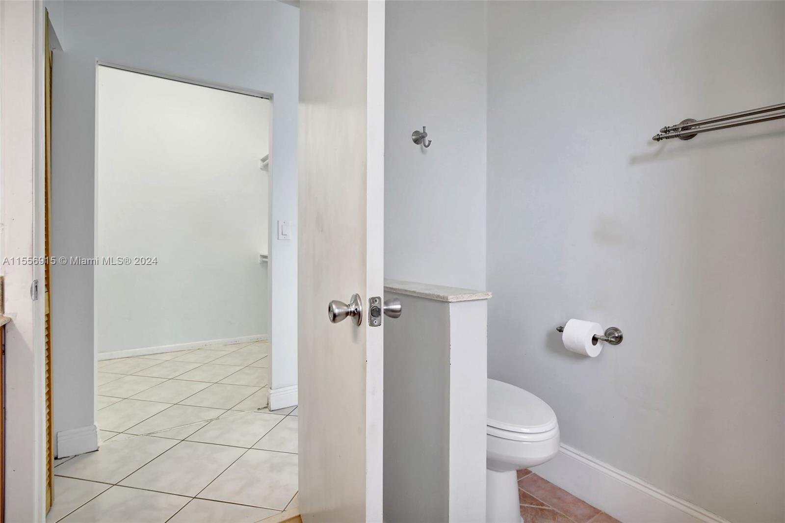 2nd full bath in hallway