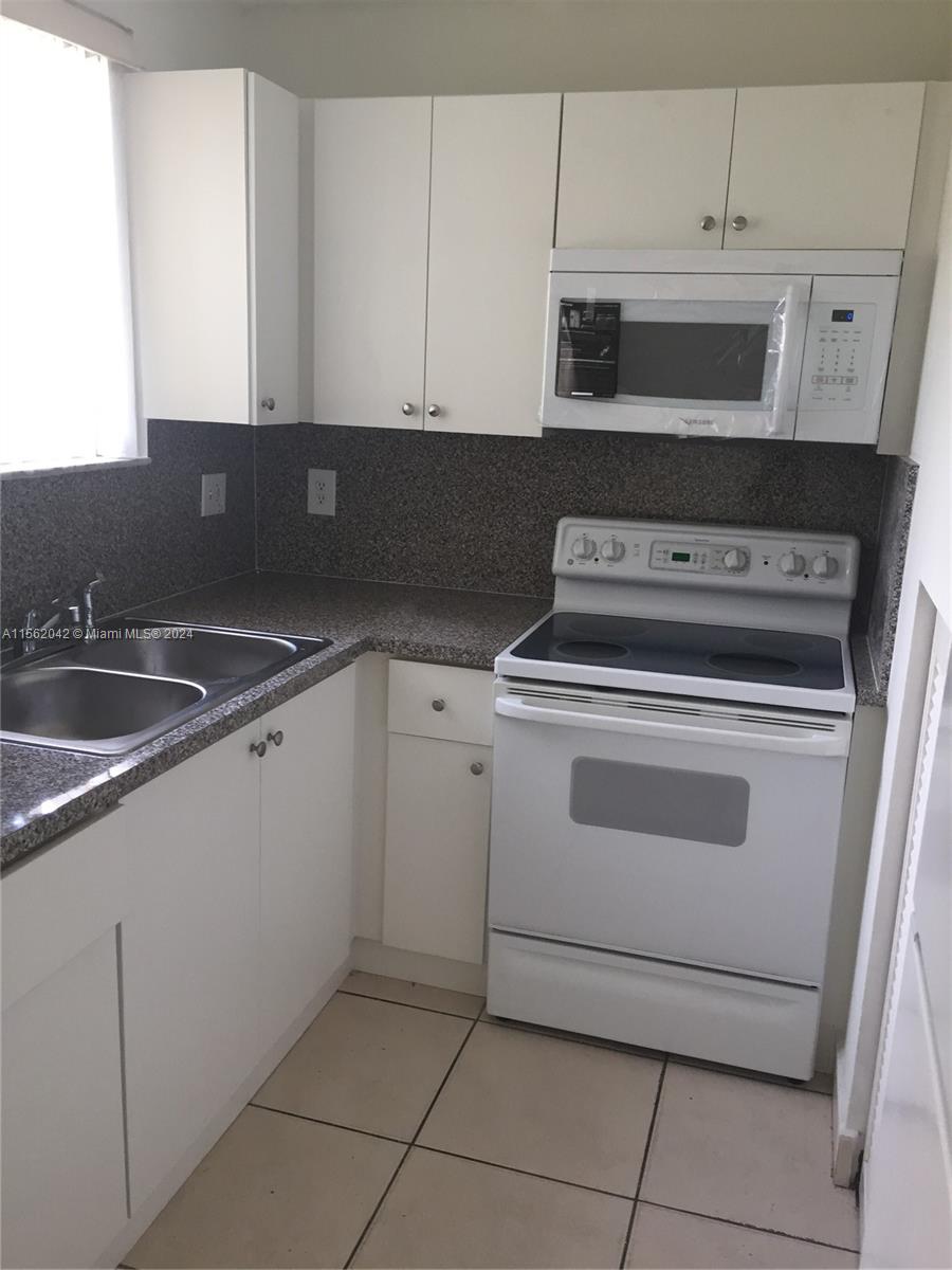 8181 NW 8th St E6, Miami, Florida 33126, 2 Bedrooms Bedrooms, ,2 BathroomsBathrooms,Residentiallease,For Rent,8181 NW 8th St E6,A11562042