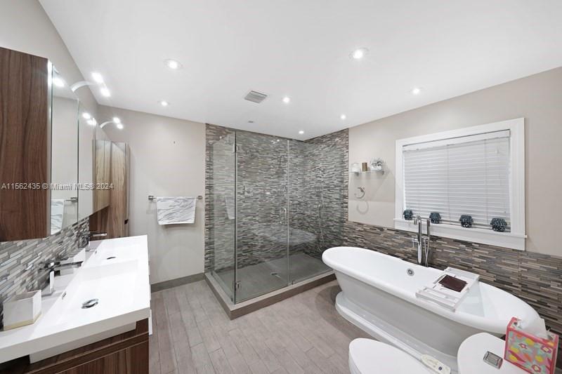 4630 Royal Palm Ave, Miami Beach, Florida 33140, 6 Bedrooms Bedrooms, ,4 BathroomsBathrooms,Residentiallease,For Rent,4630 Royal Palm Ave,A11562435