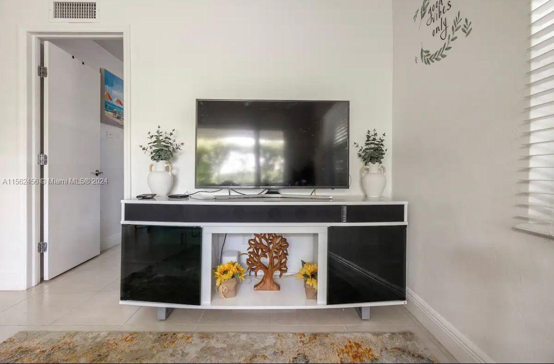 296 Santander Ave 1, Coral Gables, Florida 33134, 1 Bedroom Bedrooms, ,1 BathroomBathrooms,Residentiallease,For Rent,296 Santander Ave 1,A11562456