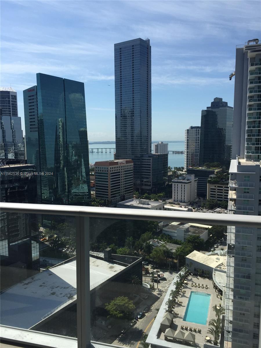 EXCELLENT 1 BEDROOM , 1 BATH UNIT IN BRICKELL, ITALIAN CABINETRY, PRIME APPLIANCES. LARGE BALCONY, 5 STAR AMENITIES, ROOFTOP POOL AT 43rd FLOOR, LOUNGE ROOM, KIDS ROOM, MOVIE THEATRE, FITNESS CENTER, AND SAUNA. GREAT VIEWS OF THE CITY