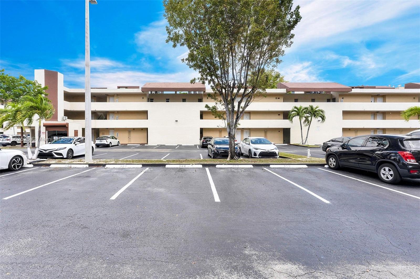 8810 Fontainebleau Blvd 101, Miami, Florida 33172, 1 Bedroom Bedrooms, ,1 BathroomBathrooms,Residential,For Sale,8810 Fontainebleau Blvd 101,A11562525