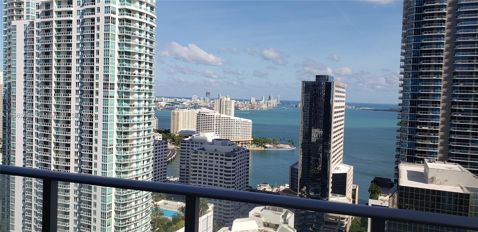 Amazing appartment located in the heart of Brickell, 3 bedrooms 3 bathrooms plus a huge den/reception area. Biscayne bay view, Private elevator, 5 Star amenities inlcuiding 2 pools one of them on the 50th floor, gym, basquetball & squash courts, indoor lap pool, BBQ area jogging circuit, gym, spa, sauna, steam room.kid's playarea.