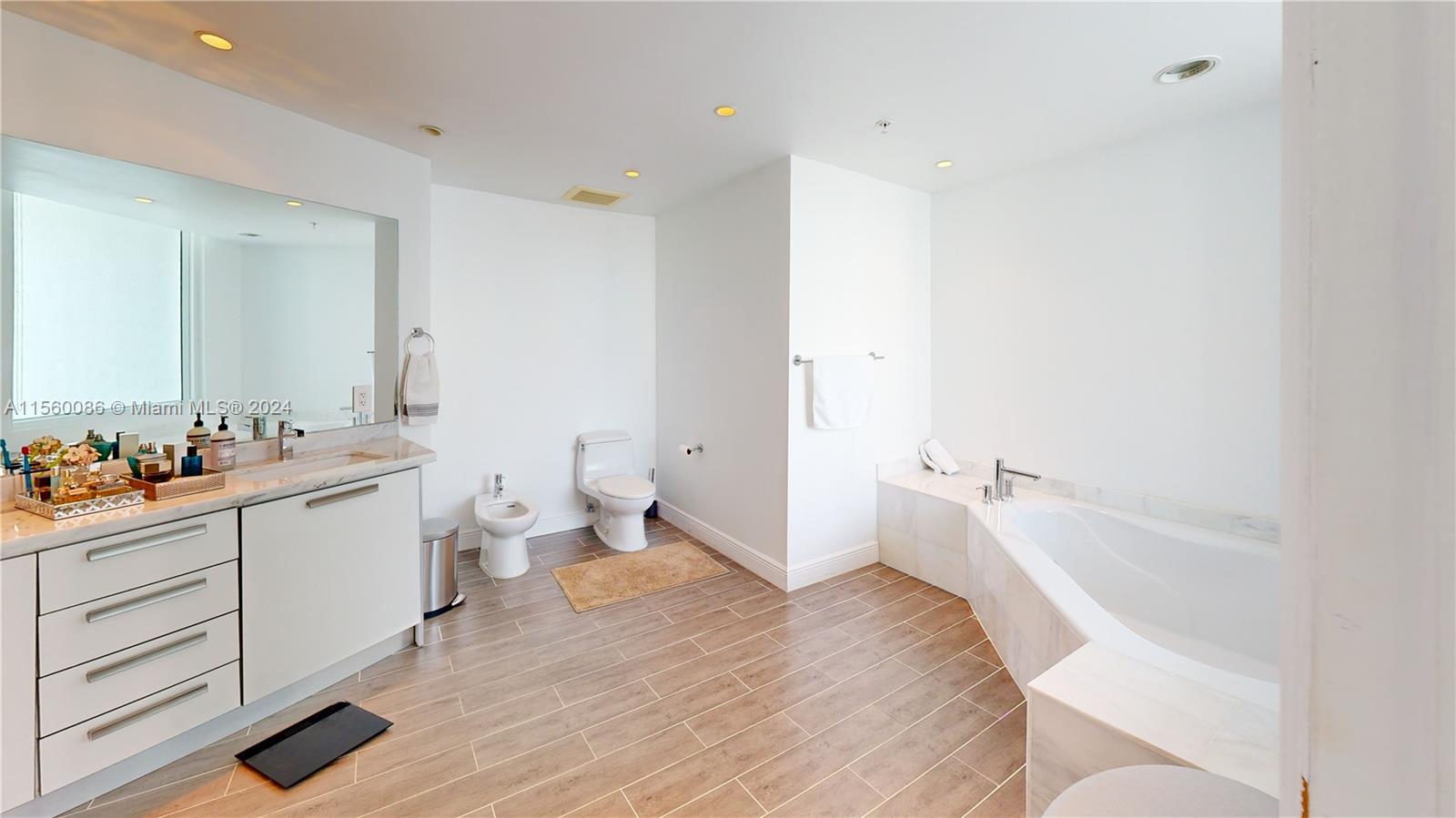 3000 NE 188th St 711, Aventura, Florida 33180, 3 Bedrooms Bedrooms, ,2 BathroomsBathrooms,Residential,For Sale,3000 NE 188th St 711,A11560086