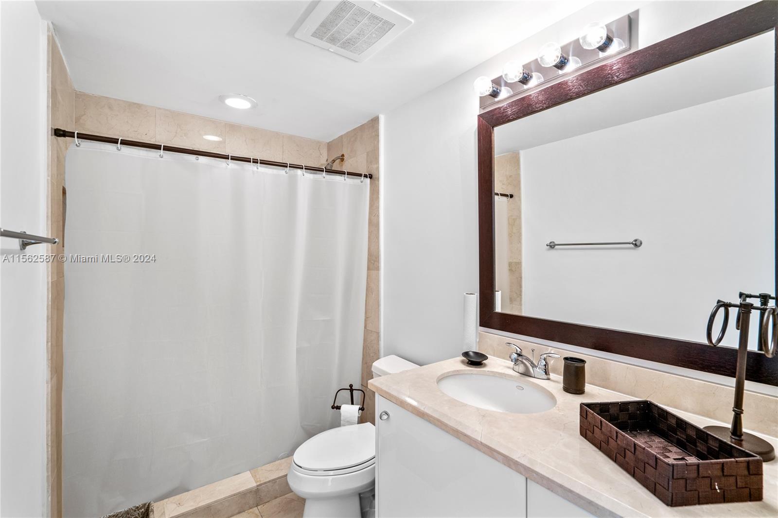 19400 Turnberry Way 1731, Aventura, Florida 33180, 2 Bedrooms Bedrooms, ,3 BathroomsBathrooms,Residential,For Sale,19400 Turnberry Way 1731,A11562587