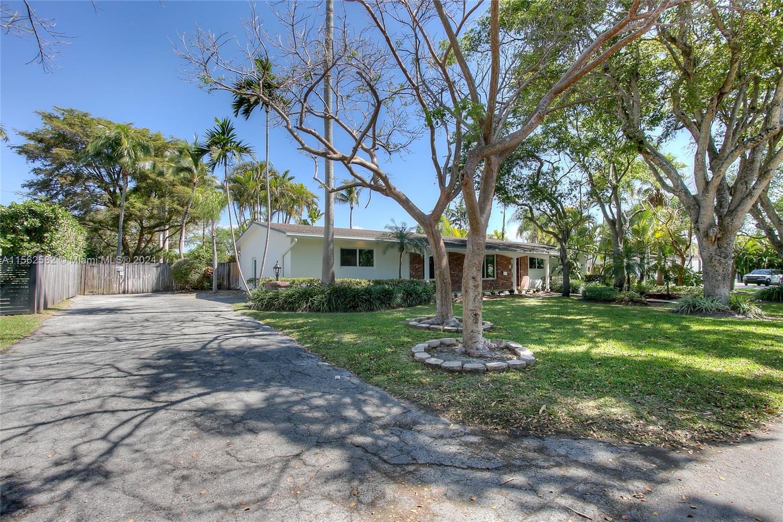 Wonderful executive rental in the Mangowood neighborhood of Palmetto Bay. The updated home features impact windows and doors, a new roof, AC, and pool equipment, and a new kitchen, including new stainless steel appliances and cabinetry. The converted garage is the fourth bedroom with an en suite bathroom. The interior has an open floor plan that leads to a covered patio, ideal for entertaining. It has a very large backyard. Pool and lawn maintenance are included in the rent. Coral Reef Elementary is within walking distance.
The tenant's renter's insurance must include a $500K limit liability coverage, listing the landlord as loss payee