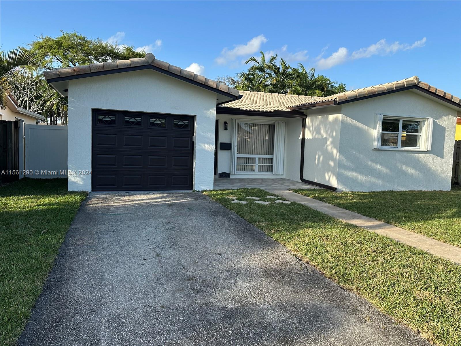 5209 Cleveland St, Hollywood, Florida 33021, 3 Bedrooms Bedrooms, ,2 BathroomsBathrooms,Residentiallease,For Rent,5209 Cleveland St,A11561290