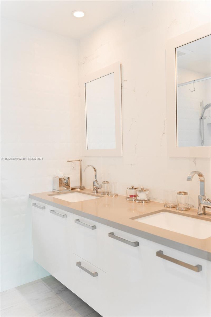 Miami Beach, Florida 33140, 3 Bedrooms Bedrooms, ,3 BathroomsBathrooms,Residential,For Sale,A11562659