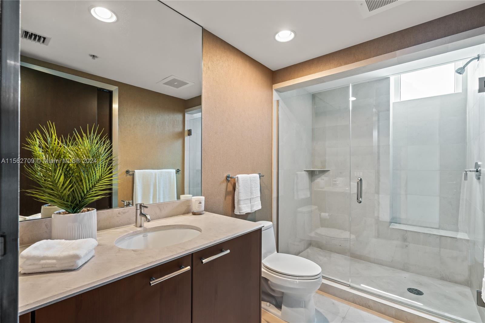 3801 Collins Ave 1601, Miami Beach, Florida 33140, 3 Bedrooms Bedrooms, ,3 BathroomsBathrooms,Residentiallease,For Rent,3801 Collins Ave 1601,A11562709