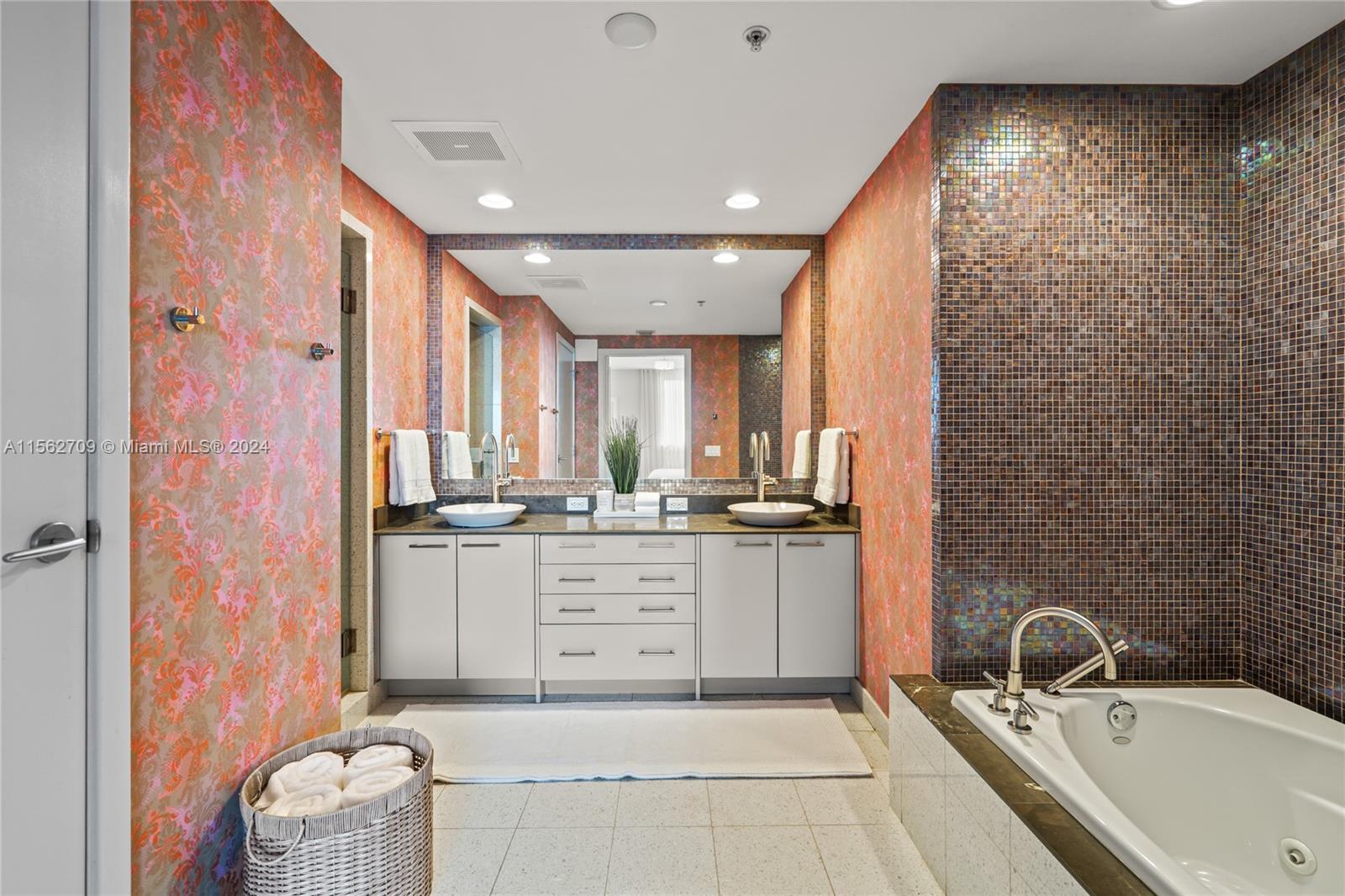3801 Collins Ave 1601, Miami Beach, Florida 33140, 3 Bedrooms Bedrooms, ,3 BathroomsBathrooms,Residentiallease,For Rent,3801 Collins Ave 1601,A11562709