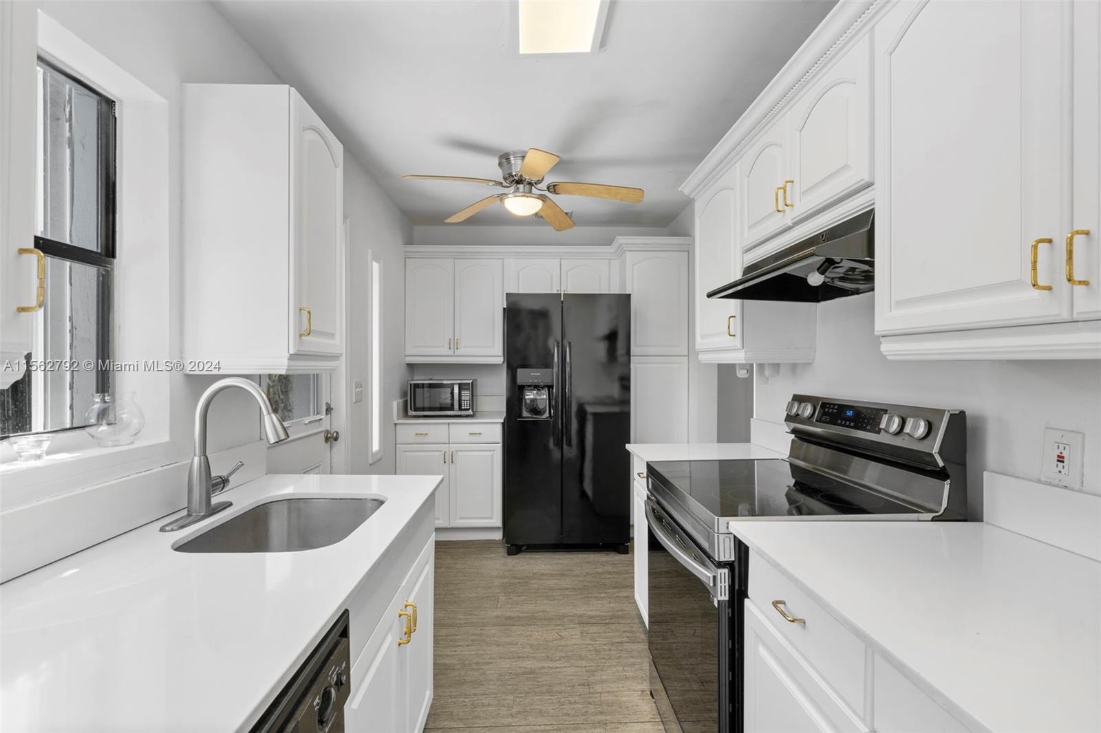 19 NE 3rd St, Dania Beach, Florida 33004, 3 Bedrooms Bedrooms, ,2 BathroomsBathrooms,Residential,For Sale,19 NE 3rd St,A11562792