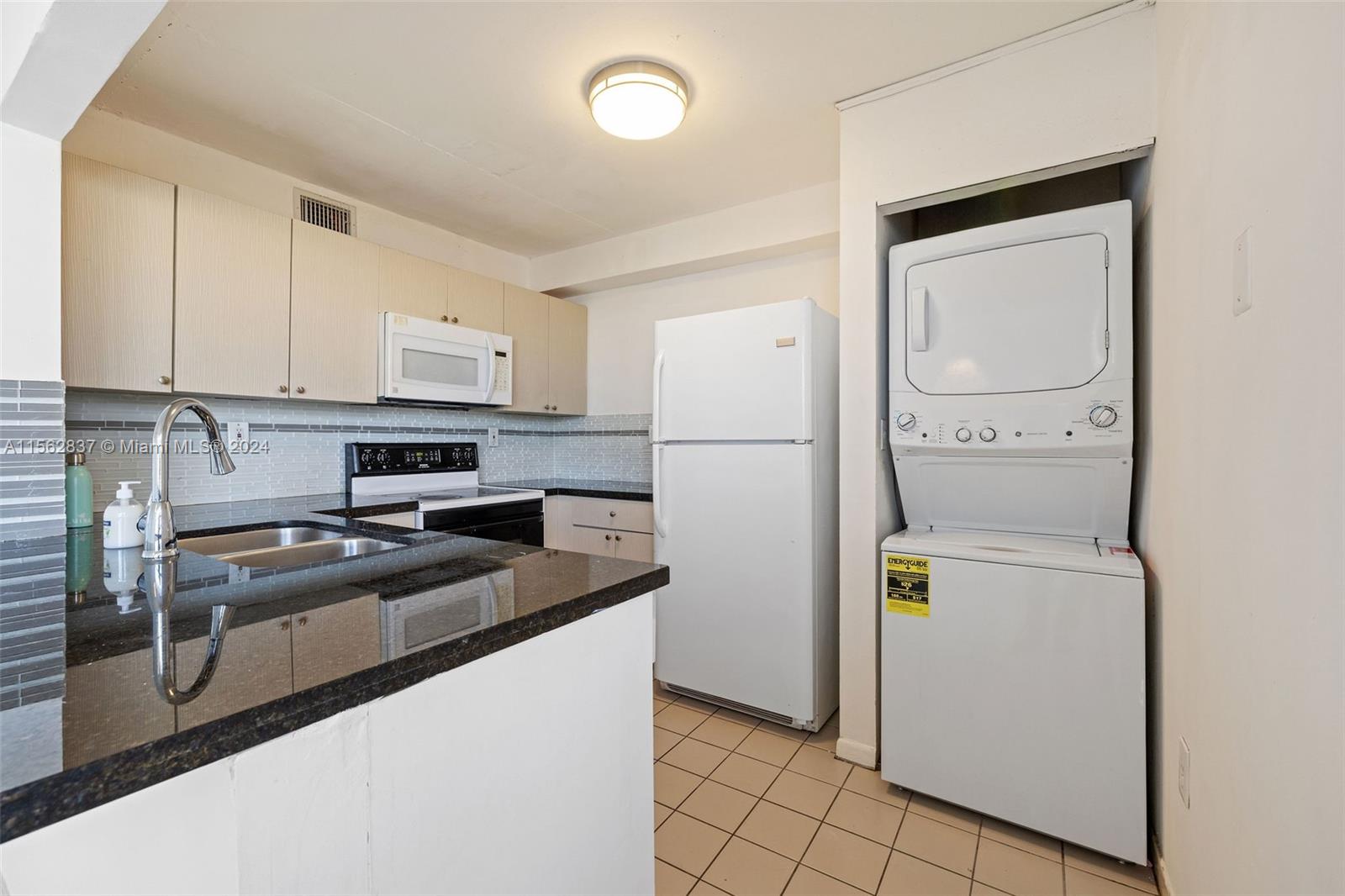 10050 NW 9th St Cir 203, Miami, Florida 33172, 3 Bedrooms Bedrooms, ,2 BathroomsBathrooms,Residentiallease,For Rent,10050 NW 9th St Cir 203,A11562837