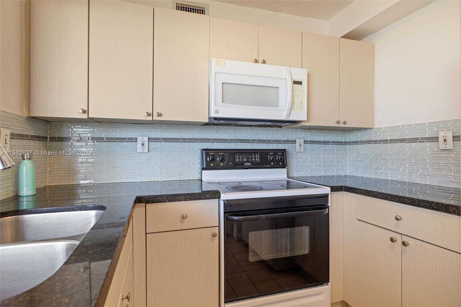 10050 NW 9th St Cir 203, Miami, Florida 33172, 3 Bedrooms Bedrooms, ,2 BathroomsBathrooms,Residentiallease,For Rent,10050 NW 9th St Cir 203,A11562837