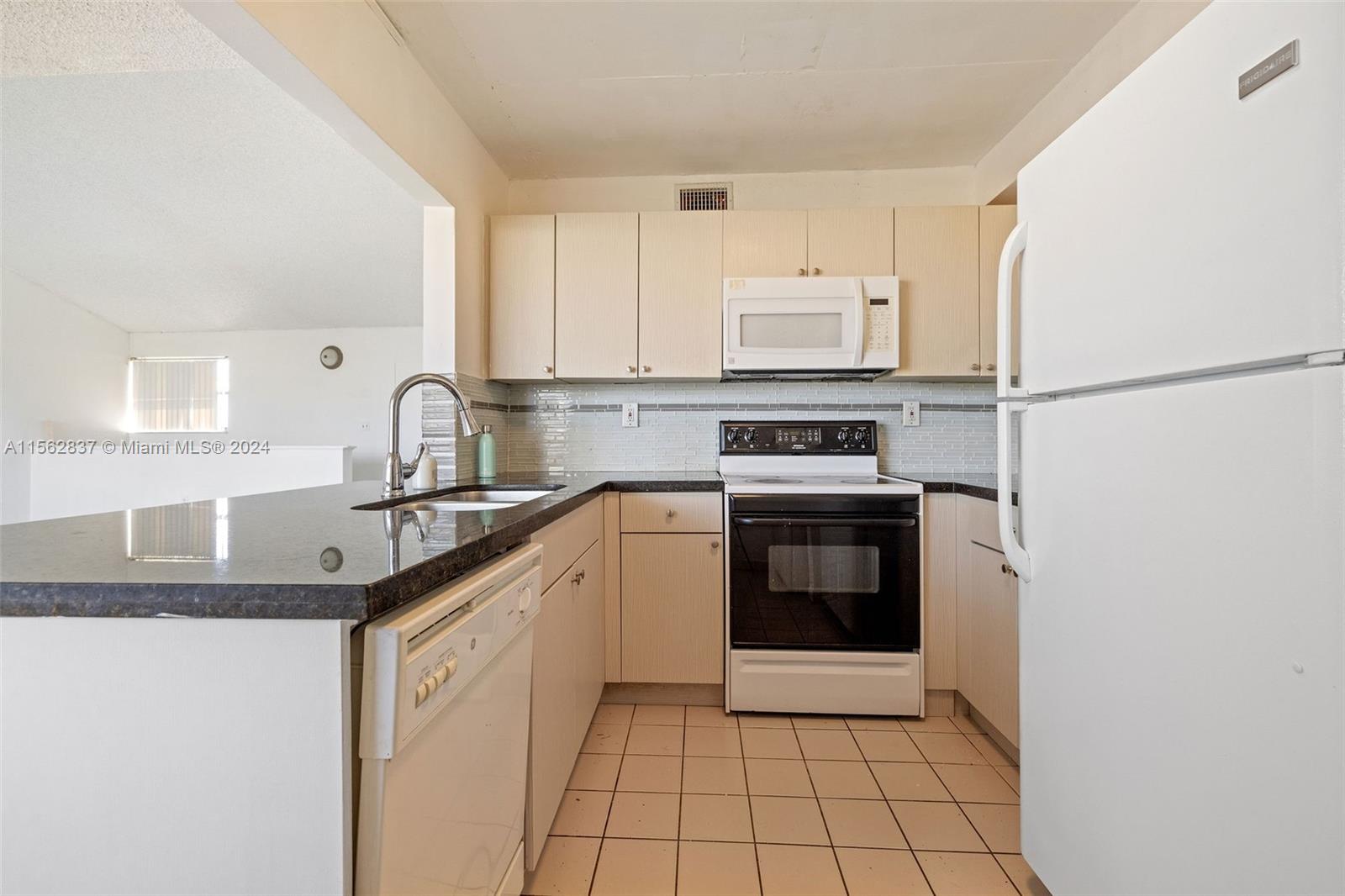 10050 NW 9th St Cir 203, Miami, Florida 33172, 3 Bedrooms Bedrooms, ,2 BathroomsBathrooms,Residentiallease,For Rent,10050 NW 9th St Cir 203,A11562837