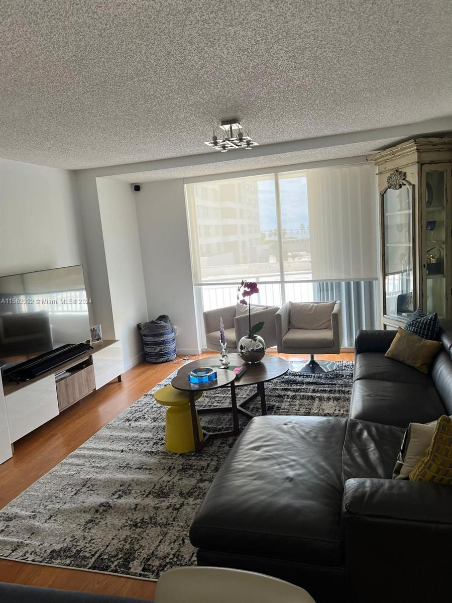 Excellent unit close to banks, theaters, commercial center, other amenities and famous restaurants.  Areas to practice sports as tennis and to walk around the island.
Available right now