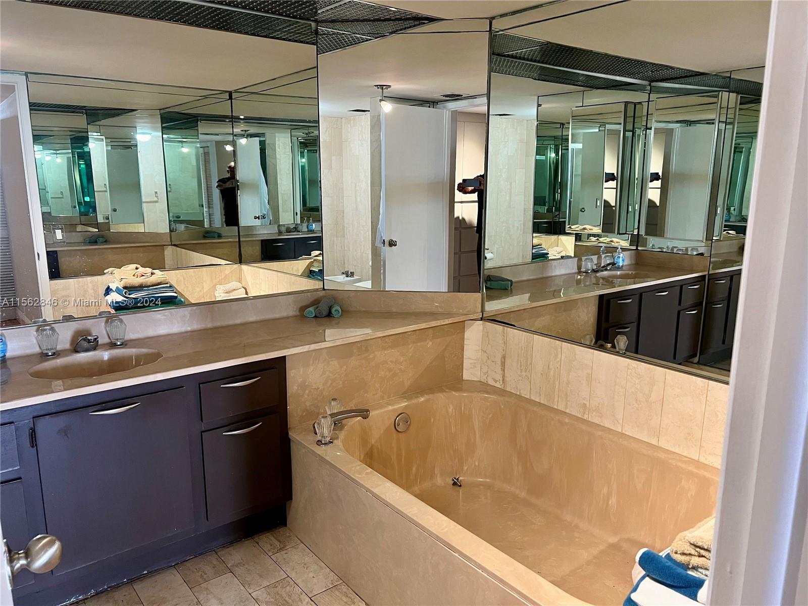 1717 N Bayshore Dr A-2335, Miami, Florida 33132, 2 Bedrooms Bedrooms, ,2 BathroomsBathrooms,Residential,For Sale,1717 N Bayshore Dr A-2335,A11562846