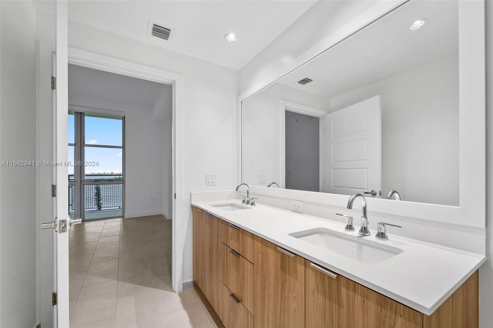 2150 N Bayshore Dr 0901, Miami, Florida 33137, 2 Bedrooms Bedrooms, ,2 BathroomsBathrooms,Residentiallease,For Rent,2150 N Bayshore Dr 0901,A11562941