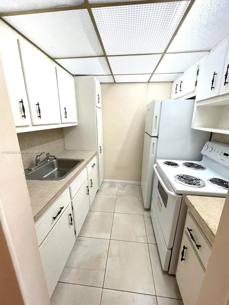 230 SW 11th Ave 12, Hallandale Beach, Florida 33009, 1 Bedroom Bedrooms, ,1 BathroomBathrooms,Residentiallease,For Rent,230 SW 11th Ave 12,A11562942