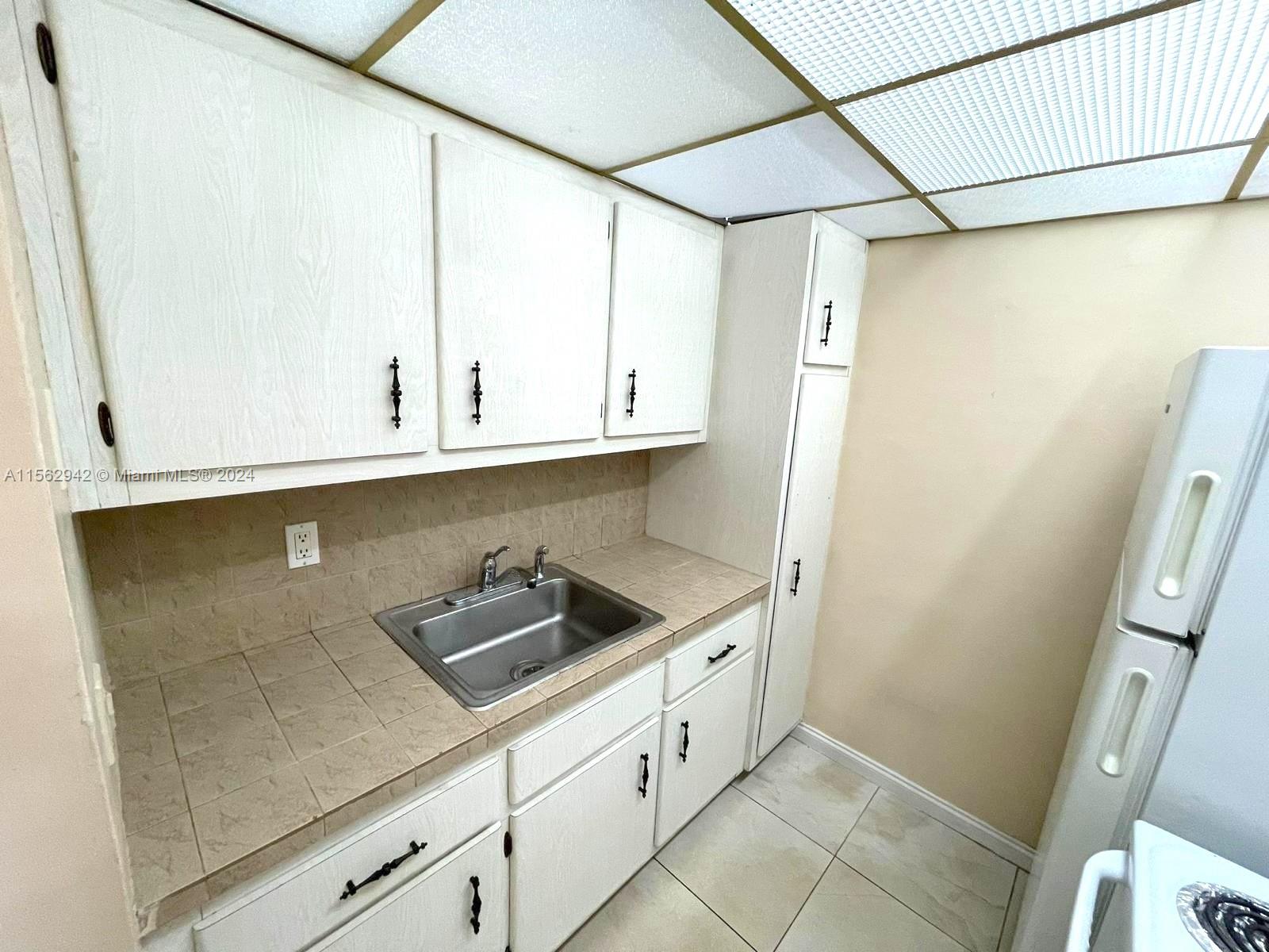 230 SW 11th Ave 12, Hallandale Beach, Florida 33009, 1 Bedroom Bedrooms, ,1 BathroomBathrooms,Residentiallease,For Rent,230 SW 11th Ave 12,A11562942